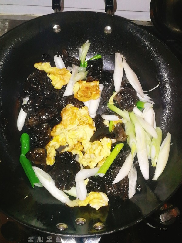 蔥香木耳雞蛋的做法-家常味炒菜譜-易網健康養生網 蔥香木耳雞蛋的做法-家常味炒菜譜