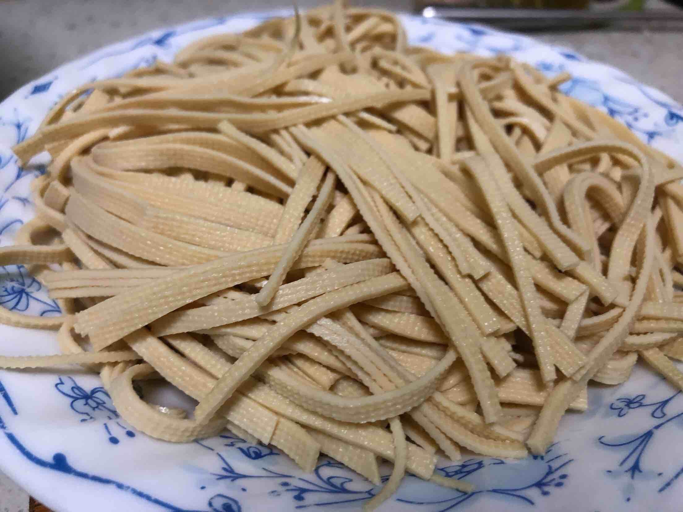 咸肉香腸蒸干絲的做法-咸鮮味蒸菜譜-易網<a href=http://www.jsjjzhkt.cn/ target=_blank class=infotextkey>健康養生</a>網 咸肉香腸蒸干絲的做法-咸鮮味蒸菜譜