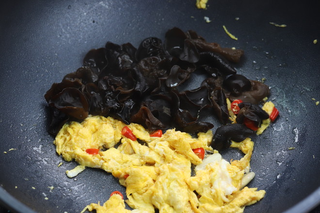 雞蛋木耳炒菠菜的做法-家常味炒菜譜-易網健康養生網 雞蛋木耳炒菠菜的做法-家常味炒菜譜