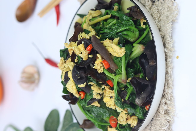 雞蛋木耳炒菠菜的做法-家常味炒菜譜-易網健康養生網 雞蛋木耳炒菠菜的做法-家常味炒菜譜