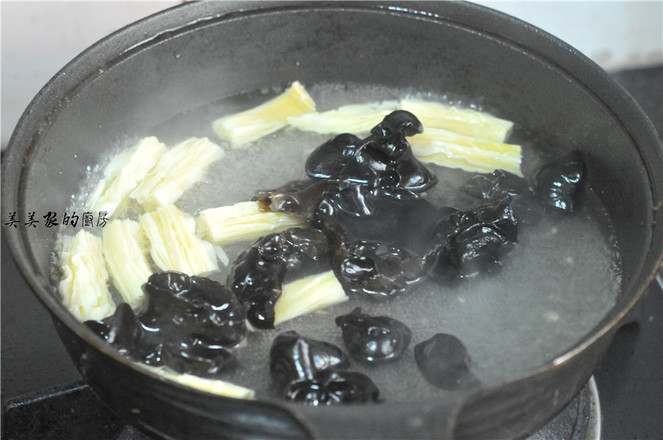 木耳燴腐竹的做法-家常味炒菜譜-易網健康養(yǎng)生網 木耳燴腐竹的做法-家常味炒菜譜