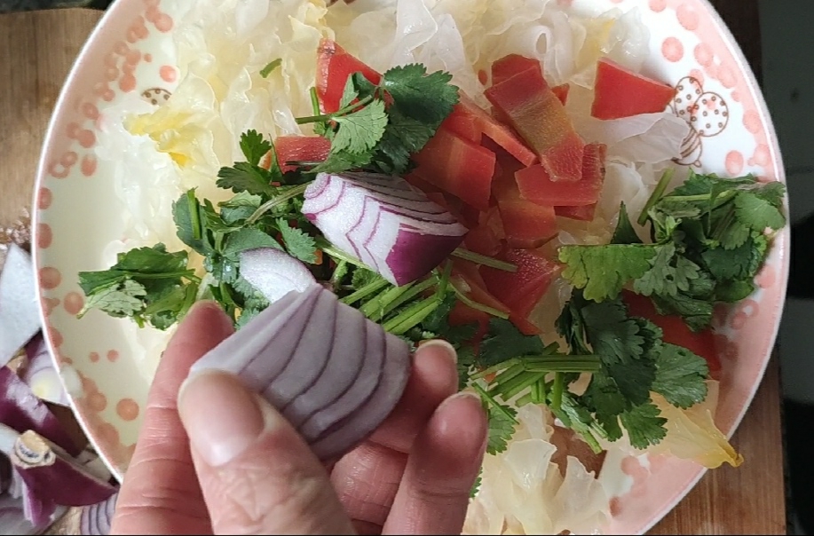 涼拌鮮銀耳的做法-酸甜味拌菜譜-易網健康養生網 涼拌鮮銀耳的做法-酸甜味拌菜譜