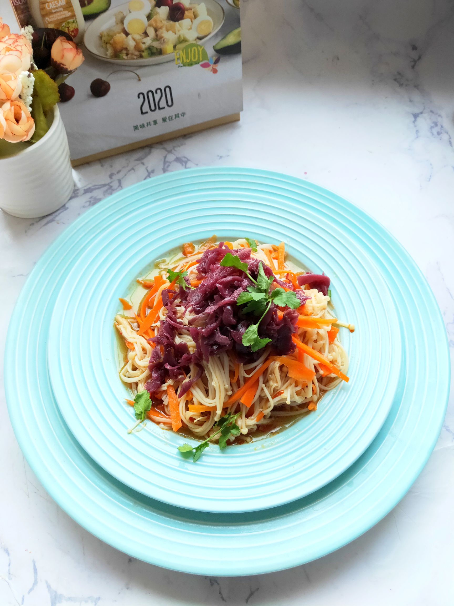 腌紅椰菜金針菇的做法-酸辣味拌菜譜-易網<a href=http://www.jsjjzhkt.cn/ target=_blank class=infotextkey>健康養生</a>網 腌紅椰菜金針菇的做法-酸辣味拌菜譜