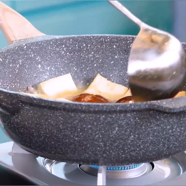 戴軍下廚做湯小調壽喜鍋,超鮮的做法-咸鮮味煮菜譜-易網健康養生網 戴軍下廚做湯小調壽喜鍋,超鮮的做法-咸鮮味煮菜譜