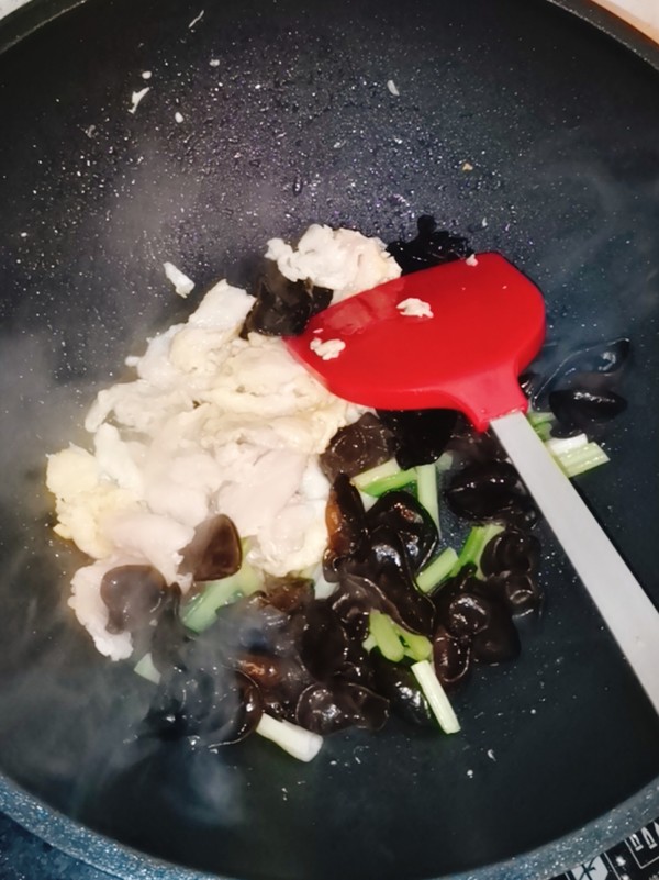 木耳芹菜炒肉的做法-咸鮮味炒菜譜-易網健康養生網 木耳芹菜炒肉的做法-咸鮮味炒菜譜