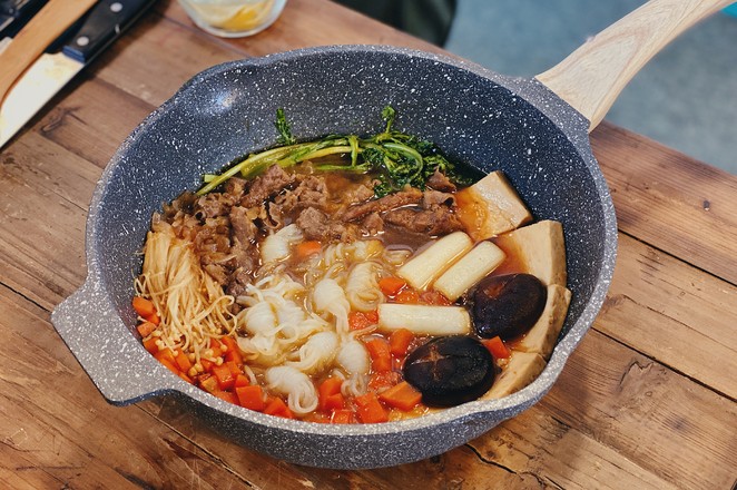 戴軍下廚做湯小調壽喜鍋,超鮮的做法-咸鮮味煮菜譜