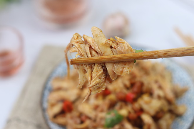 涼拌手撕雞腿肉的做法-家常味拌菜譜-易網(wǎng)健康養(yǎng)生網(wǎng) 涼拌手撕雞腿肉的做法-家常味拌菜譜