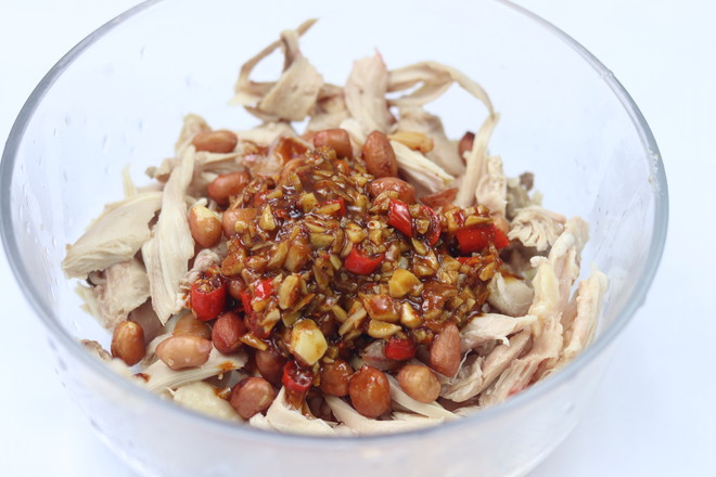 涼拌手撕雞腿肉的做法-家常味拌菜譜-易網(wǎng)健康養(yǎng)生網(wǎng) 涼拌手撕雞腿肉的做法-家常味拌菜譜