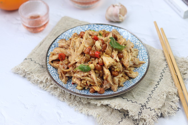 涼拌手撕雞腿肉的做法-家常味拌菜譜-易網(wǎng)健康養(yǎng)生網(wǎng) 涼拌手撕雞腿肉的做法-家常味拌菜譜