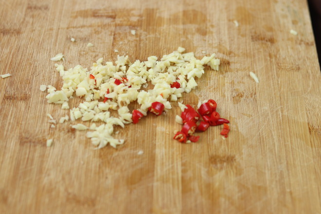 涼拌手撕雞腿肉的做法-家常味拌菜譜-易網(wǎng)健康養(yǎng)生網(wǎng) 涼拌手撕雞腿肉的做法-家常味拌菜譜