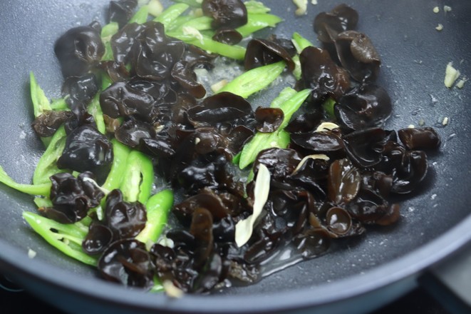 木耳炒腐竹的做法-家常味炒菜譜-易網健康養生網 木耳炒腐竹的做法-家常味炒菜譜