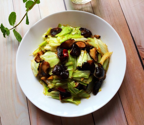 香菇熗卷心菜的做法-家常味炒菜譜-易網健康養生網 香菇熗卷心菜的做法-家常味炒菜譜