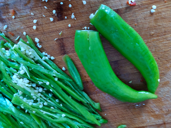 油炒辣椒的做法-香辣味炒菜譜-易網健康養生網 油炒辣椒的做法-香辣味炒菜譜