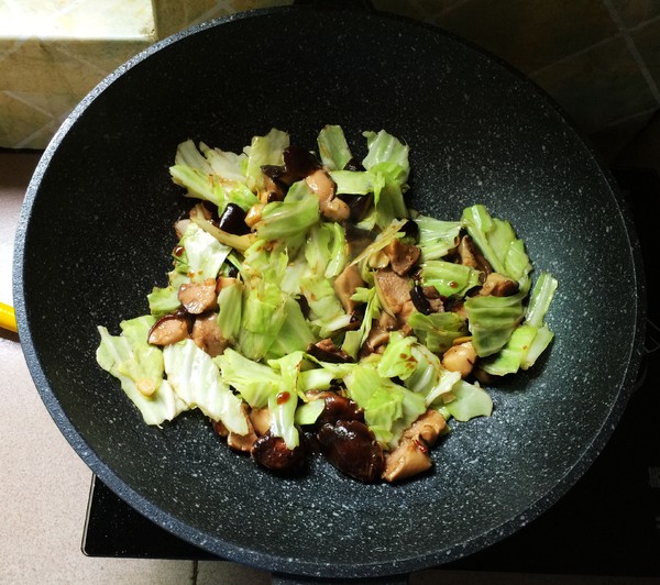 香菇熗卷心菜的做法-家常味炒菜譜-易網健康養生網 香菇熗卷心菜的做法-家常味炒菜譜