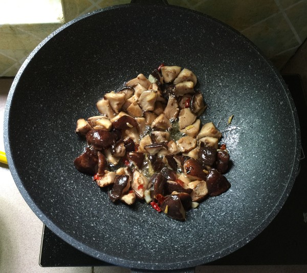 香菇熗卷心菜的做法-家常味炒菜譜-易網健康養生網 香菇熗卷心菜的做法-家常味炒菜譜