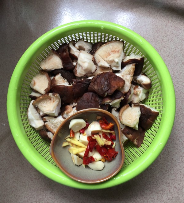 香菇熗卷心菜的做法-家常味炒菜譜-易網健康養生網 香菇熗卷心菜的做法-家常味炒菜譜