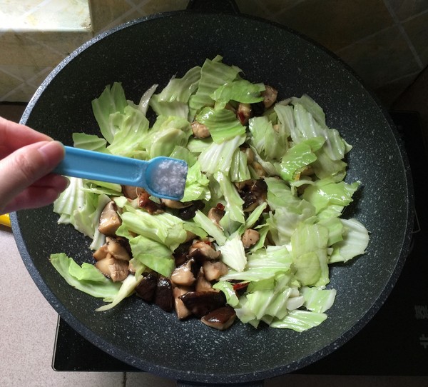 香菇熗卷心菜的做法-家常味炒菜譜-易網健康養生網 香菇熗卷心菜的做法-家常味炒菜譜