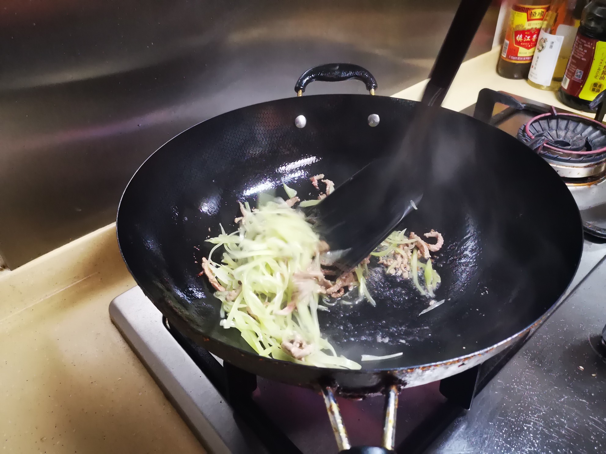 青椒青筍炒肉絲的做法-家常味炒菜譜-易網健康養生網 青椒青筍炒肉絲的做法-家常味炒菜譜