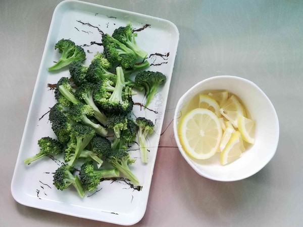 檸檬雞西蘭花的做法-酸辣味拌菜譜-易網(wǎng)健康養(yǎng)生網(wǎng) 檸檬雞西蘭花的做法-酸辣味拌菜譜