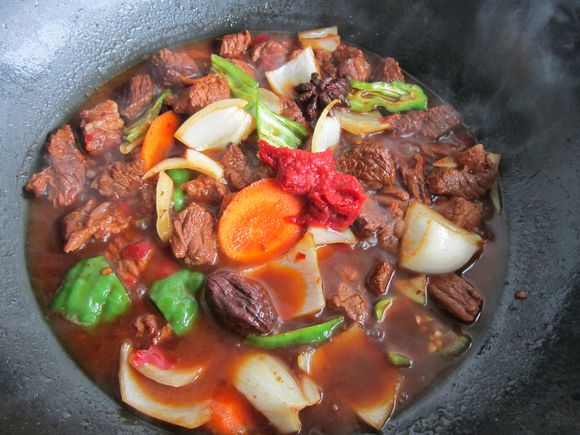 紅燒牛肉的做法-家常味燒菜譜-易網健康養生網 紅燒牛肉的做法-家常味燒菜譜