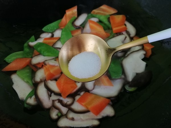 香菇炒荷蘭豆的做法-家常味炒菜譜-易網(wǎng)健康養(yǎng)生網(wǎng) 香菇炒荷蘭豆的做法-家常味炒菜譜