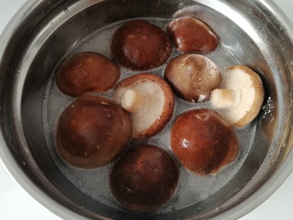 香菇炒荷蘭豆的做法-家常味炒菜譜-易網(wǎng)健康養(yǎng)生網(wǎng) 香菇炒荷蘭豆的做法-家常味炒菜譜