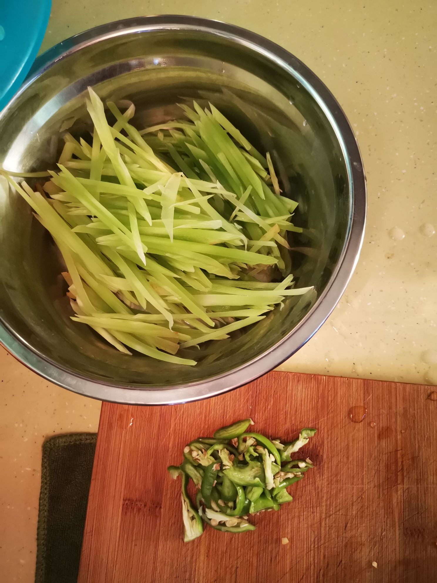 青椒青筍炒肉絲的做法-家常味炒菜譜-易網<a href=http://www.jsjjzhkt.cn/ target=_blank class=infotextkey>健康養生</a>網 青椒青筍炒肉絲的做法-家常味炒菜譜