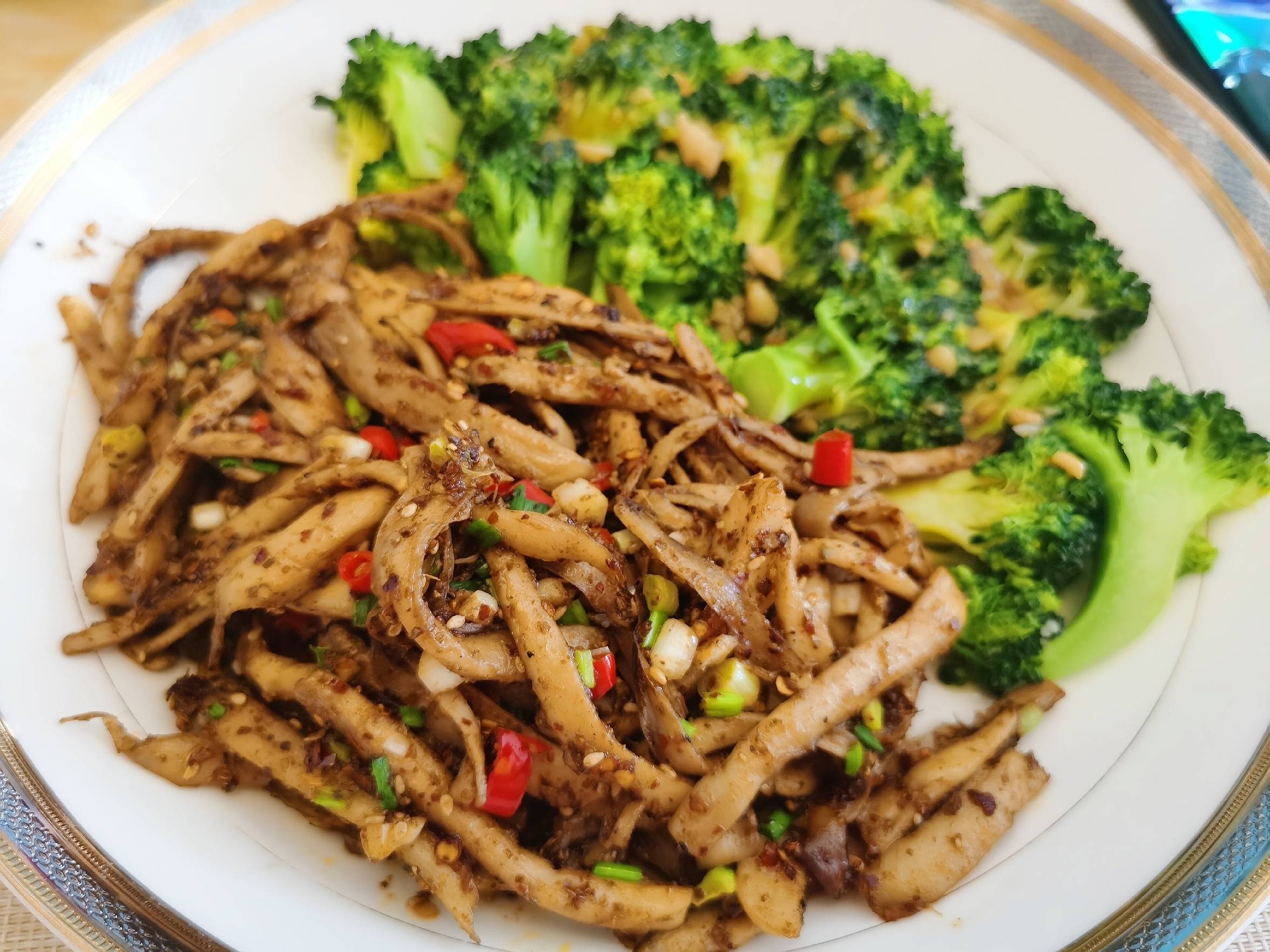 香辣燒烤味手撕杏鮑菇-素食的做法-香辣味炒菜譜