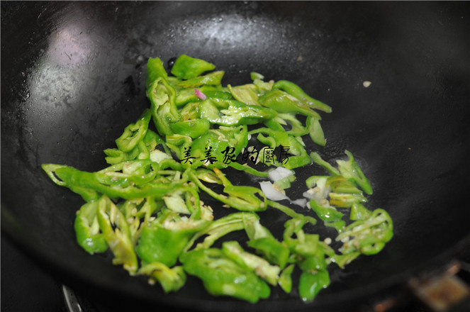 青椒炒老干媽的做法-香辣味炒菜譜