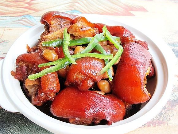 花生紅燒豬蹄的做法-家常味燒菜譜-易網(wǎng)健康養(yǎng)生網(wǎng) 花生紅燒豬蹄的做法-家常味燒菜譜