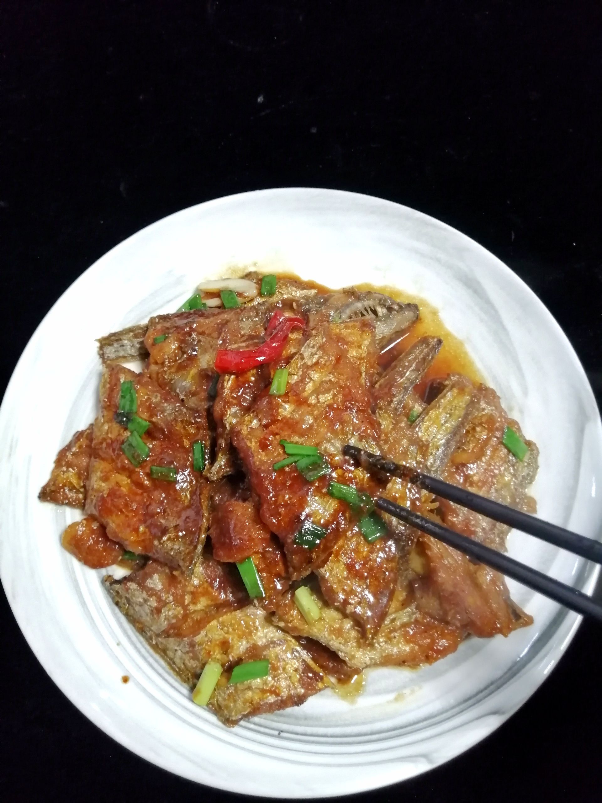 紅燒帶魚段的做法-咸鮮味燒菜譜-易網健康養生網 紅燒帶魚段的做法-咸鮮味燒菜譜