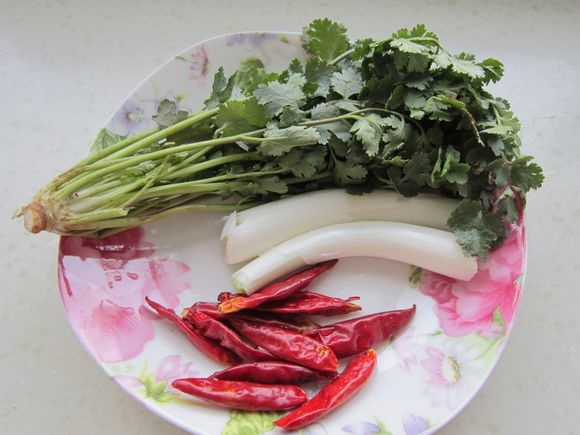 蘑菇燉鯉魚的做法-家常味燉菜譜-易網<a href=http://www.jsjjzhkt.cn/ target=_blank class=infotextkey>健康養生</a>網 蘑菇燉鯉魚的做法-家常味燉菜譜