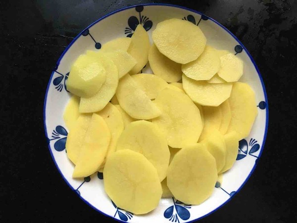 土豆仿蘑菇南瓜燜雞塊的做法-家常味煮菜譜-易網<a href=http://www.jsjjzhkt.cn/ target=_blank class=infotextkey>健康養生</a>網 土豆仿蘑菇南瓜燜雞塊的做法-家常味煮菜譜