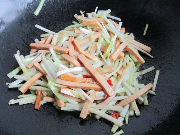 蠔油韭黃炒香干的做法-家常味炒菜譜-易網健康養生網 蠔油韭黃炒香干的做法-家常味炒菜譜