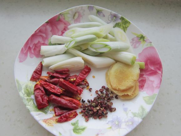 蘑菇燉鯉魚的做法-家常味燉菜譜-易網健康養生網 蘑菇燉鯉魚的做法-家常味燉菜譜