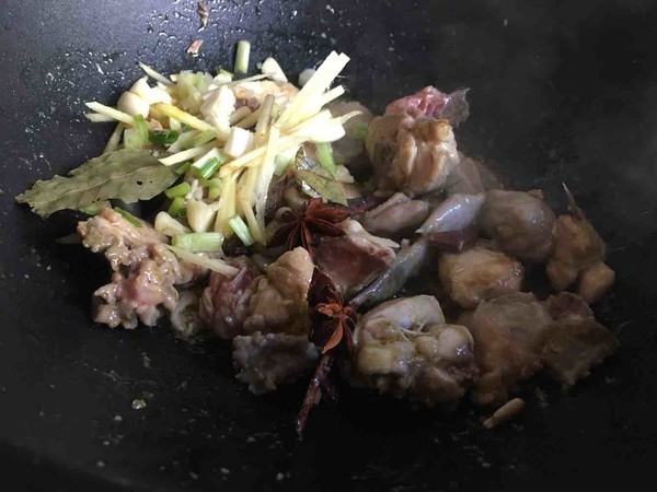 土豆仿蘑菇南瓜燜雞塊的做法-家常味煮菜譜-易網健康養生網 土豆仿蘑菇南瓜燜雞塊的做法-家常味煮菜譜