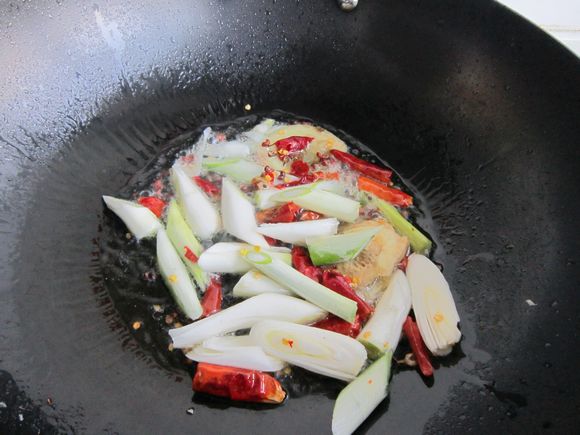 蘑菇燉鯉魚的做法-家常味燉菜譜-易網健康養生網 蘑菇燉鯉魚的做法-家常味燉菜譜