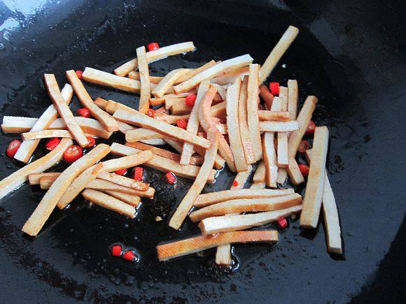 蠔油韭黃炒香干的做法-家常味炒菜譜-易網健康養生網 蠔油韭黃炒香干的做法-家常味炒菜譜