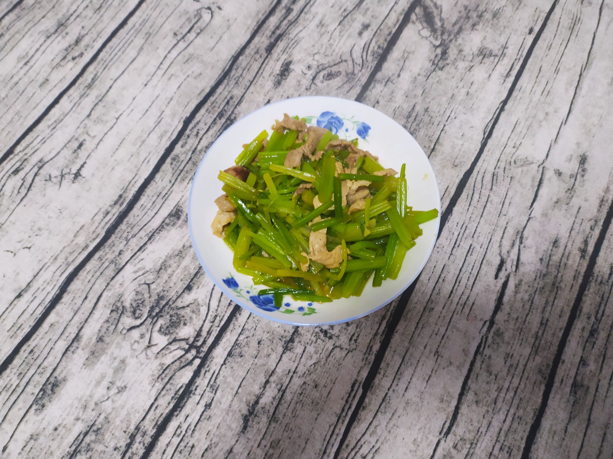 芹菜炒肉的做法-家常味炒菜譜-易網健康養生網 芹菜炒肉的做法-家常味炒菜譜