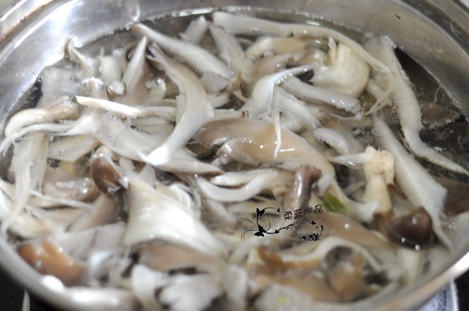 胡蘿卜炒平菇的做法-家常味炒菜譜-易網<a href=http://www.jsjjzhkt.cn/ target=_blank class=infotextkey>健康養生</a>網 胡蘿卜炒平菇的做法-家常味炒菜譜