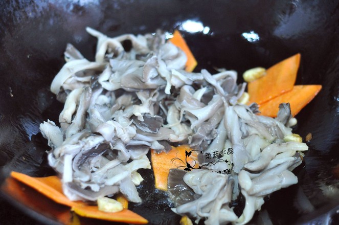 胡蘿卜炒平菇的做法-家常味炒菜譜-易網健康養生網 胡蘿卜炒平菇的做法-家常味炒菜譜