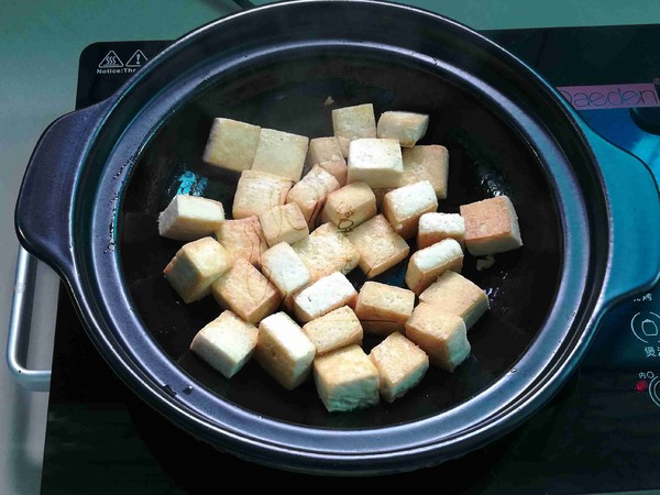 香菇豆腐燜雞翅的做法-家常味燜菜譜-易網(wǎng)健康養(yǎng)生網(wǎng) 香菇豆腐燜雞翅的做法-家常味燜菜譜