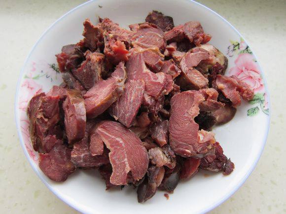 爆炒熏馬腸的做法-香辣味炒菜譜-易網健康養生網 爆炒熏馬腸的做法-香辣味炒菜譜