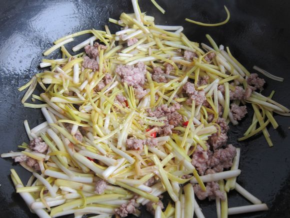 韭黃炒肉末的做法-家常味炒菜譜-易網(wǎng)健康養(yǎng)生網(wǎng) 韭黃炒肉末的做法-家常味炒菜譜