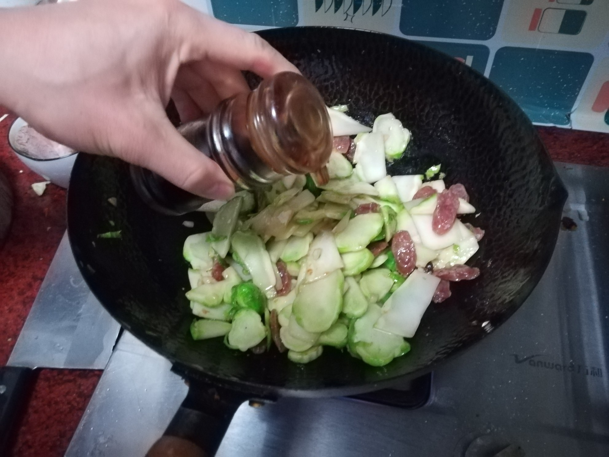 臘腸炒兒菜的做法-咸鮮味炒菜譜-易網健康養生網 臘腸炒兒菜的做法-咸鮮味炒菜譜