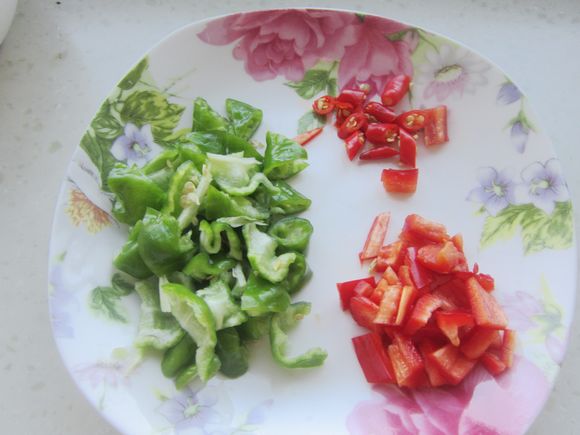 雙椒蘋果炒雞丁的做法-家常味炒菜譜-易網健康養生網 雙椒蘋果炒雞丁的做法-家常味炒菜譜