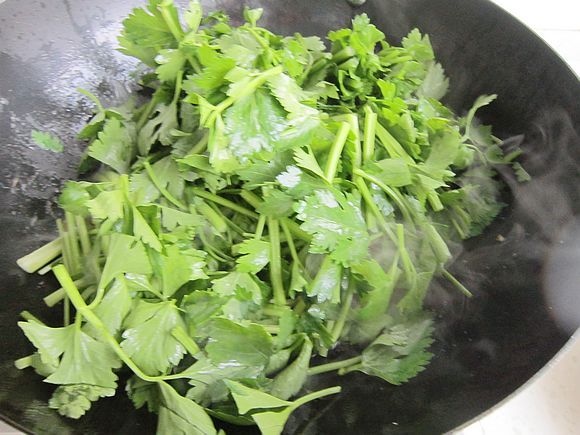 毛芹菜炒肉皮的做法-家常味炒菜譜-易網健康養生網 毛芹菜炒肉皮的做法-家常味炒菜譜