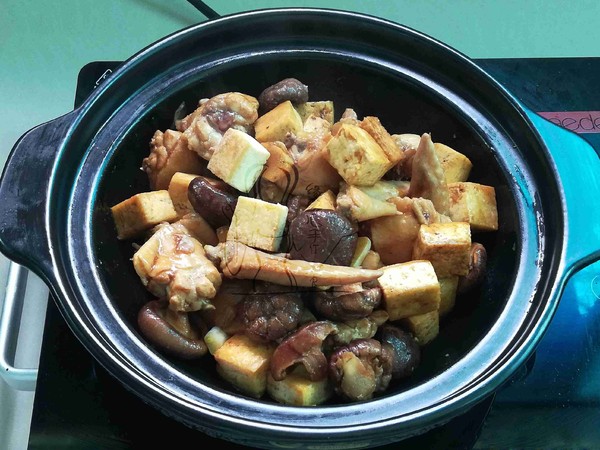 香菇豆腐燜雞翅的做法-家常味燜菜譜-易網(wǎng)健康養(yǎng)生網(wǎng) 香菇豆腐燜雞翅的做法-家常味燜菜譜