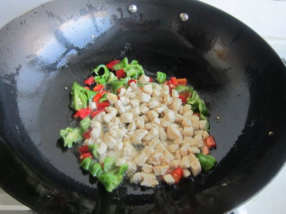 雙椒蘋果炒雞丁的做法-家常味炒菜譜-易網健康養生網 雙椒蘋果炒雞丁的做法-家常味炒菜譜