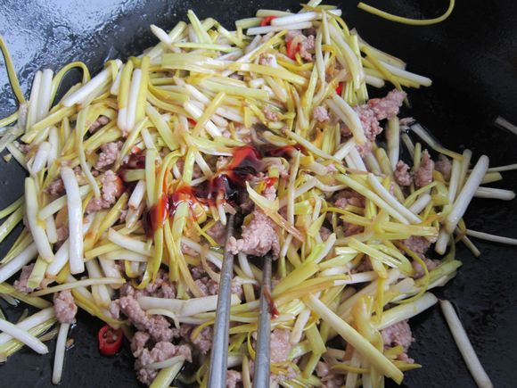 韭黃炒肉末的做法-家常味炒菜譜-易網(wǎng)健康養(yǎng)生網(wǎng) 韭黃炒肉末的做法-家常味炒菜譜